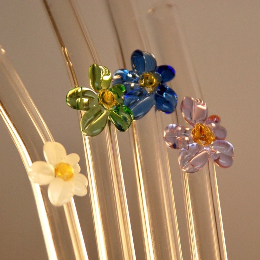 glass straw with flower details 
comes in pack of 8